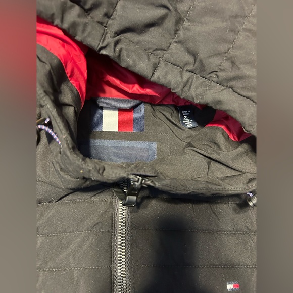 Tommy Hilfiger Men's Charcoal Puffer Jacket with Red Accents - Picture 3 of 7